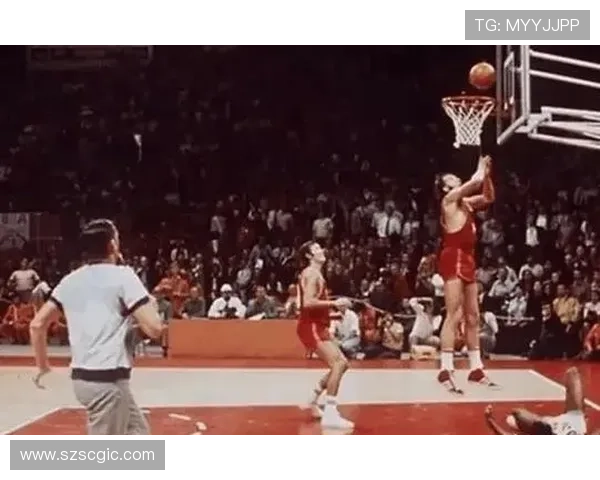 布朗高抛妙传胡金秋接球后轻松上篮得分精彩瞬间